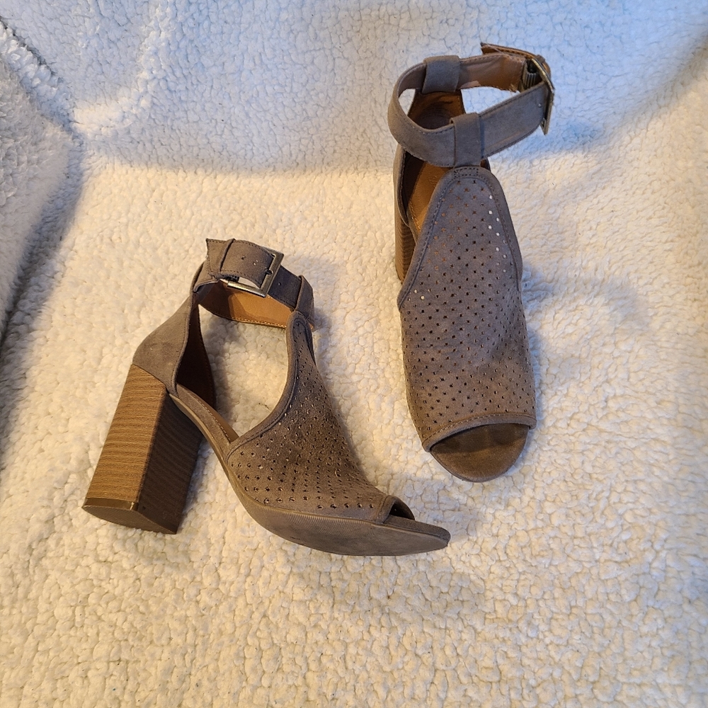 Universal Thread - Hannah - block heel peep toes size 6